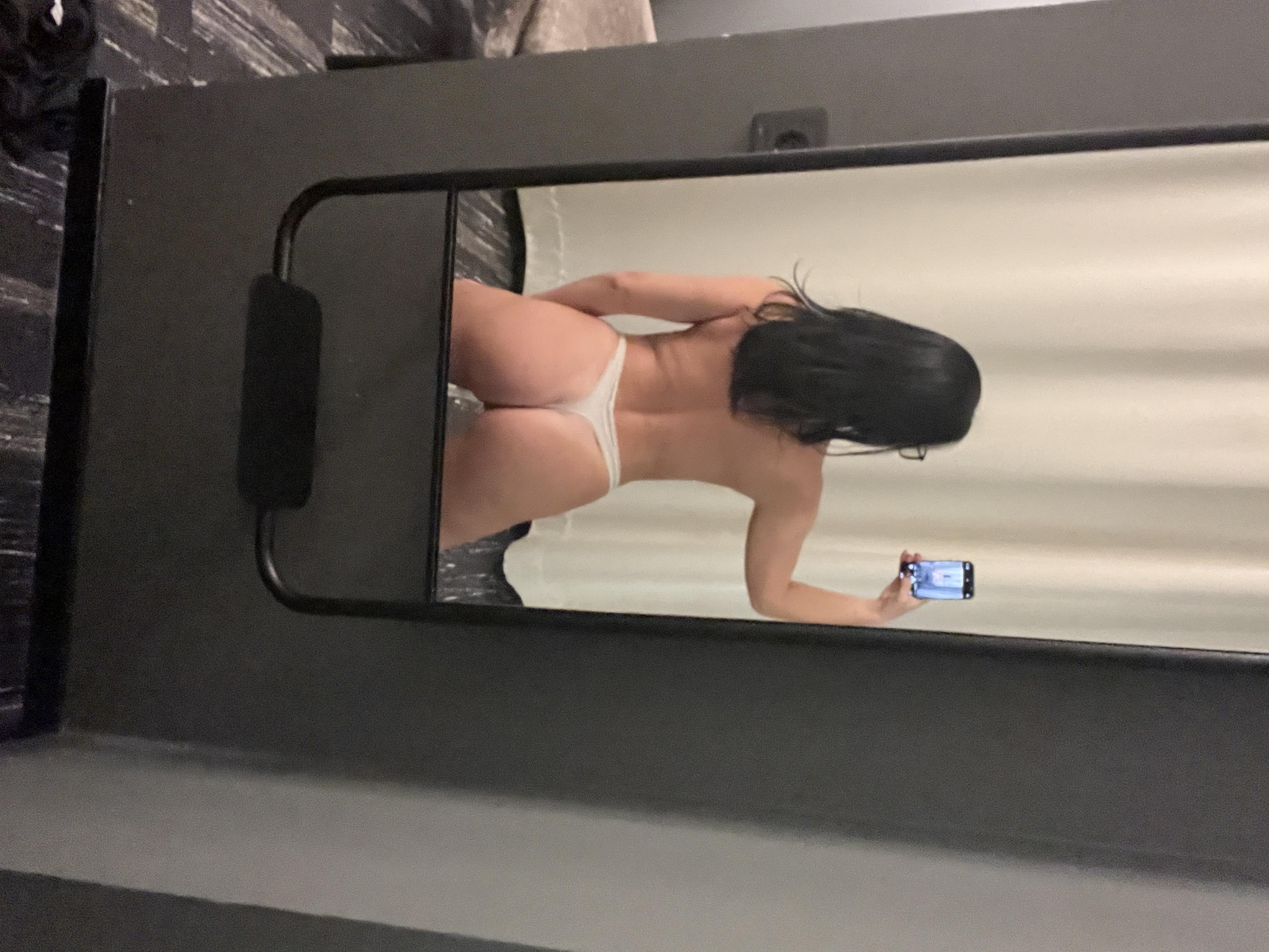 Hot mirror selfie that'll drive you wild